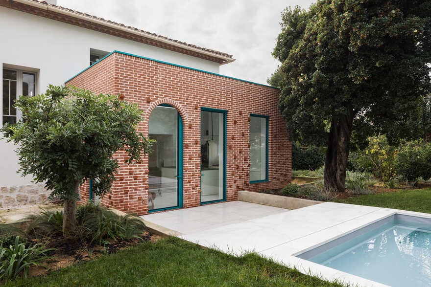 MON House & Brick Extension / (ma!ca) architecture