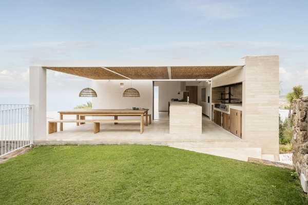 Mediterranean Retreat House on the Island of Menorca by ÁBATON