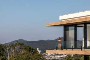 Panoramic House by Schuchovski Arquitetura