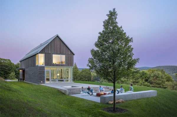 Bank Barn: Wood-Clad House by Birdseye Design