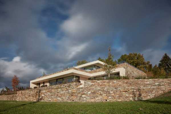 A Stone-Clad Villa Built into a Slope in Bohemian Paradise