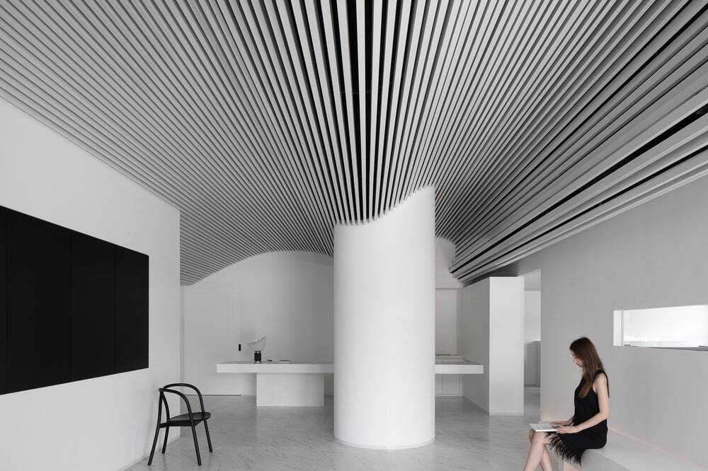 Runxuan Textile Office - A Pure White Space Filled with Rhythm