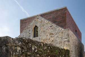 A House Inside a Ruin - Rehabilitation Project by Tiago Sousa