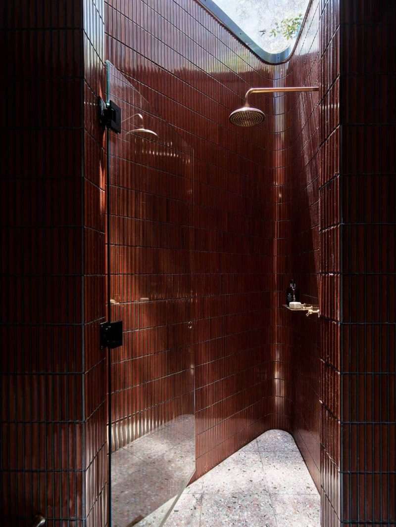 shower, Fox Johnston