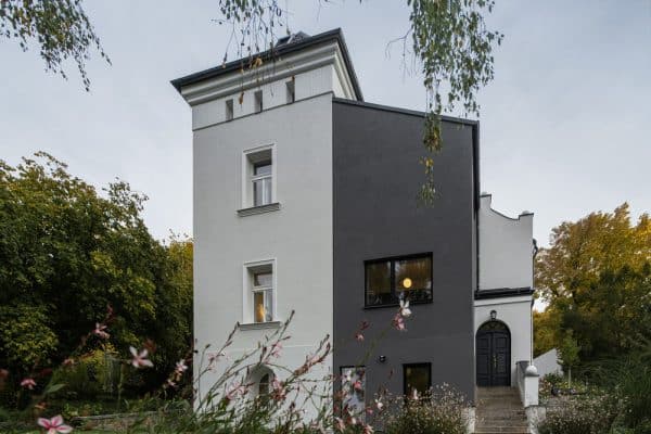 Reconstruction of the Villa from 1906 in Contrast to the Contemporary Living