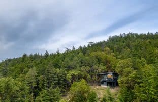 Heliotrope reveals Buck Mountain Cabin, Orcas Island, Washington