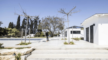 Holiday Farmhouse in the Sharon / Raz Melamed