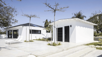 Holiday Farmhouse in the Sharon / Raz Melamed