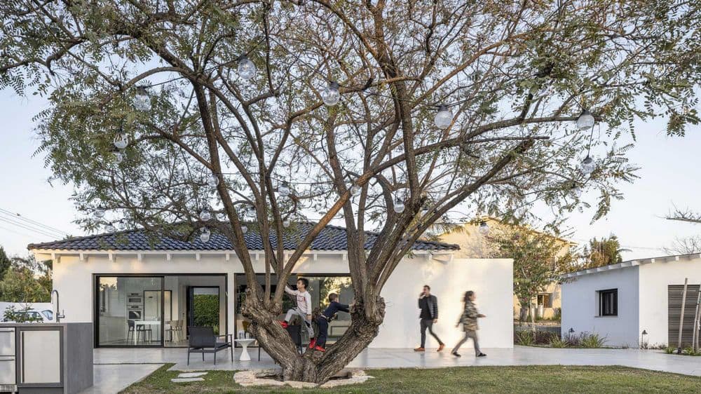 Holiday Farmhouse in the Sharon / Raz Melamed