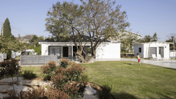 Holiday Farmhouse in the Sharon / Raz Melamed