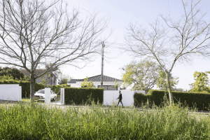 Holiday Farmhouse in the Sharon / Raz Melamed