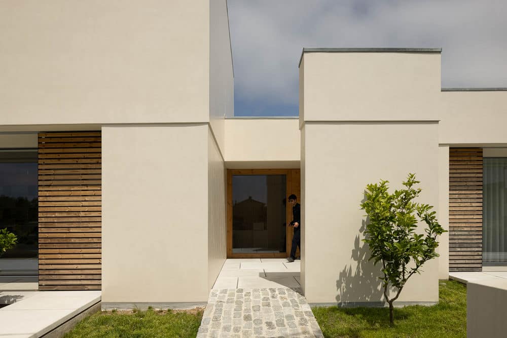 Concrete and Riga Wood Create Interior Confort in a Rural House