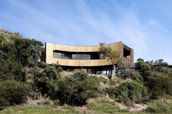 Hide House in Venus Bay by MRTN Architects