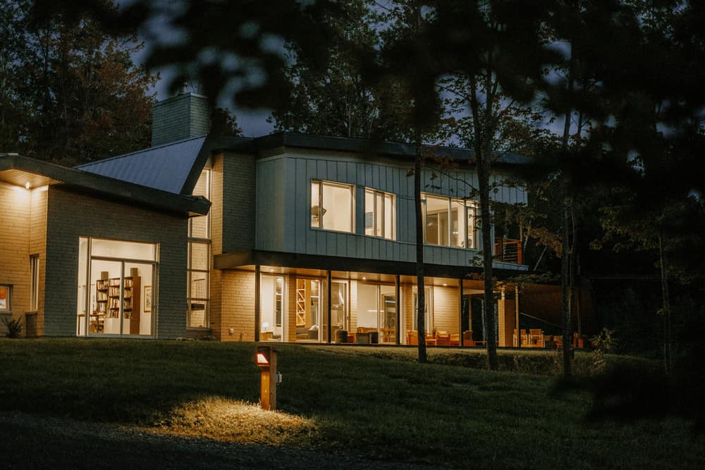 Residence-Office Near a Lake in Quebec