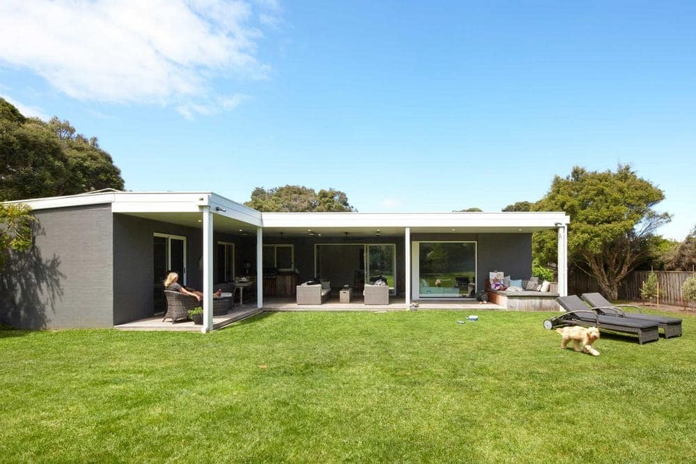 Portsea Groove Holiday Home by Kirby Architects