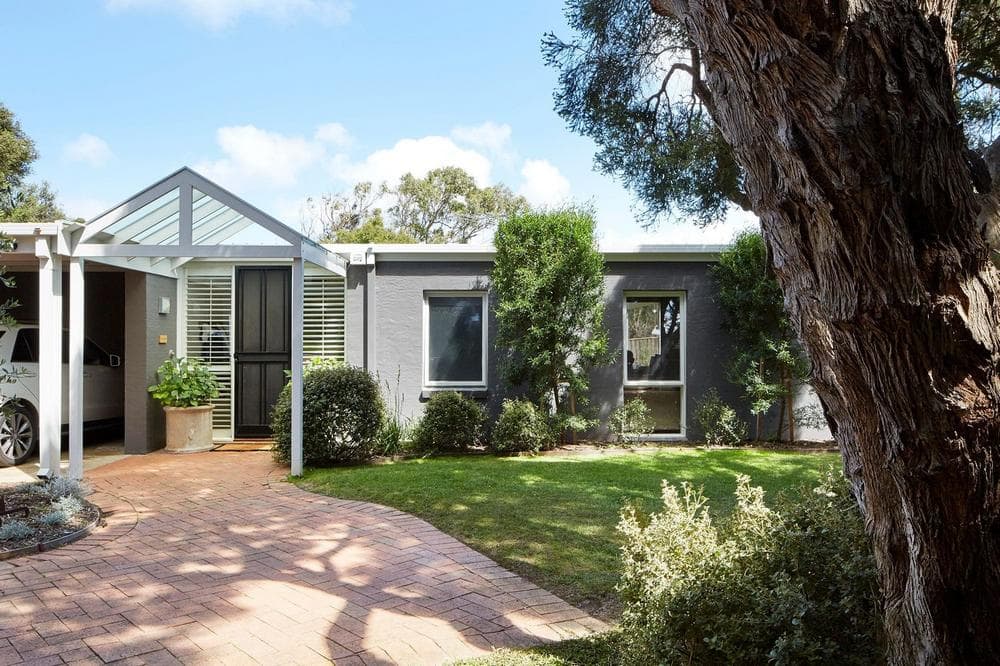 Portsea Groove Holiday Home by Kirby Architects