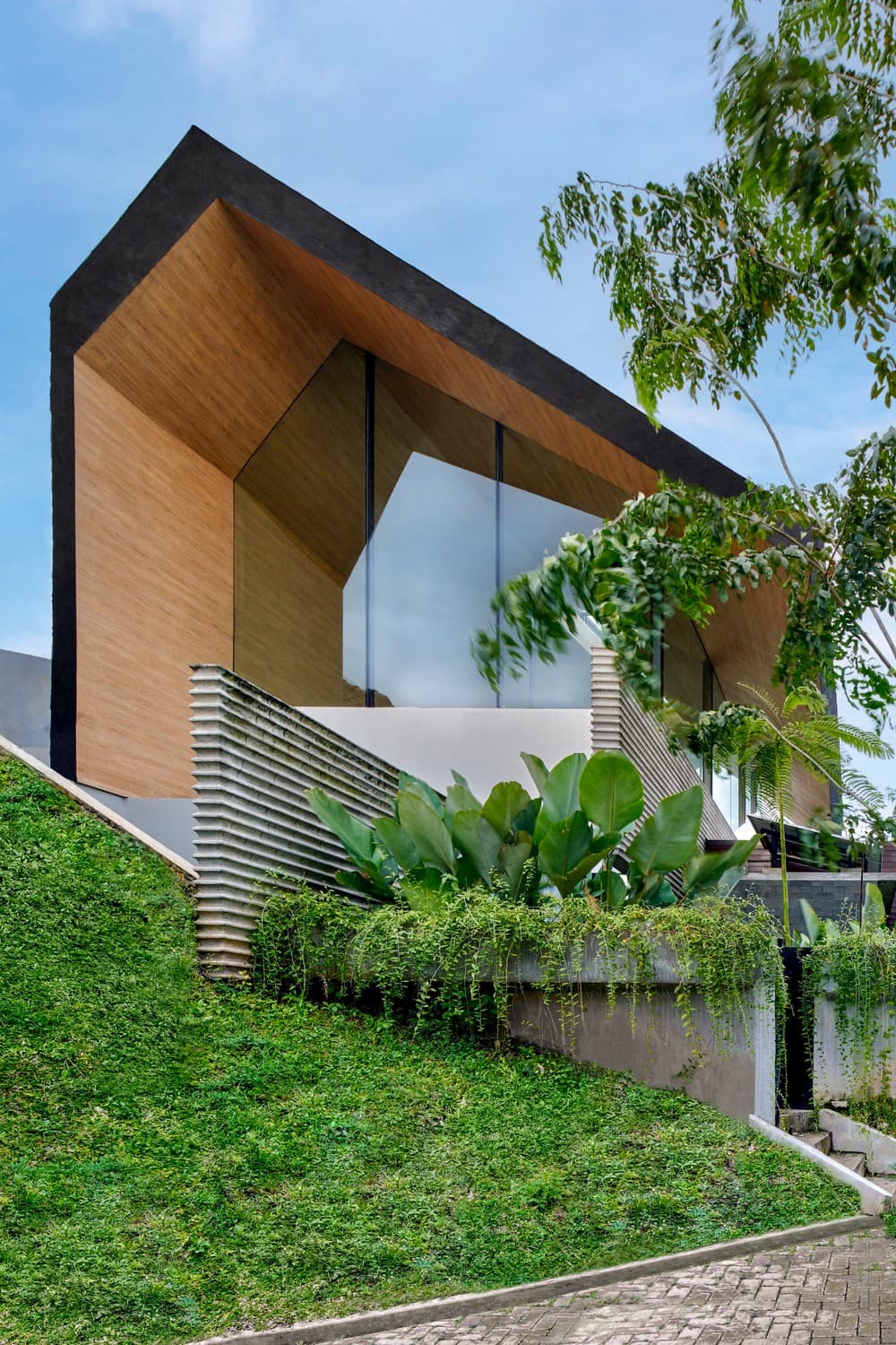 Bernaung House, Indonesia / RAD+ar