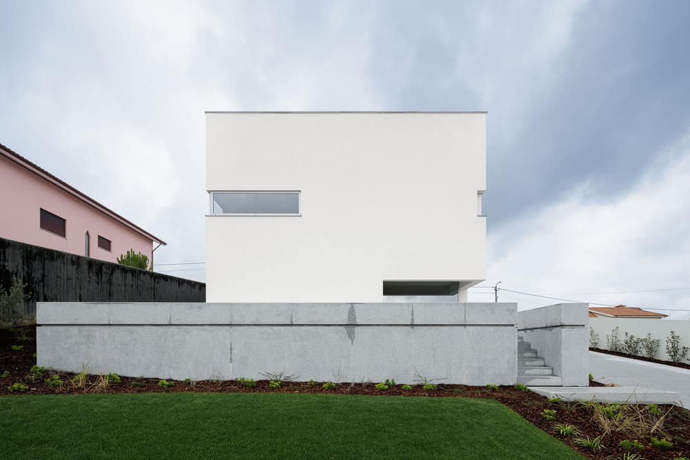 A Minimal White House with Three Entrances