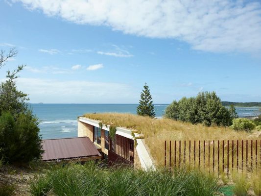 Project: Flinders House Architects: Kennedy Nolan Architects Builder: Gaffcon Structural Engineers: Macleod Consulting, Webb Consult Landscape Consultants: Amanda Oliver Gardens Location: Flinders, Australia Area: 543 m2 Year: 2022 Photographs: Derek Swalwell