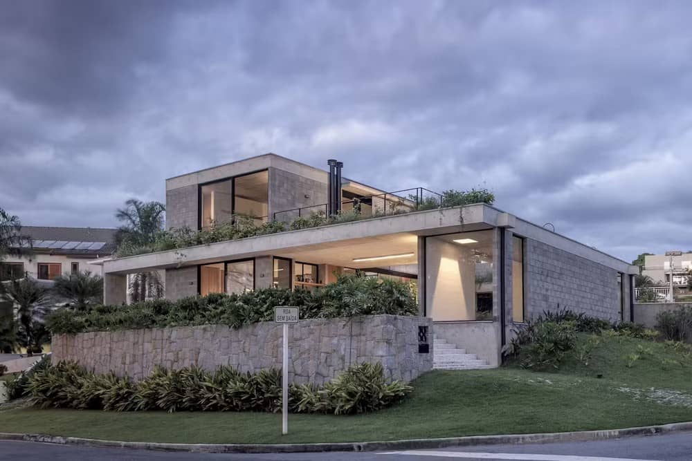 Courtyard House for Two Boys / Shieh Arquitetos Associados