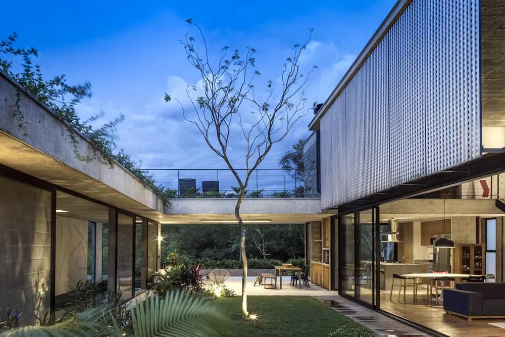 Courtyard House for Two Boys / Shieh Arquitetos Associados