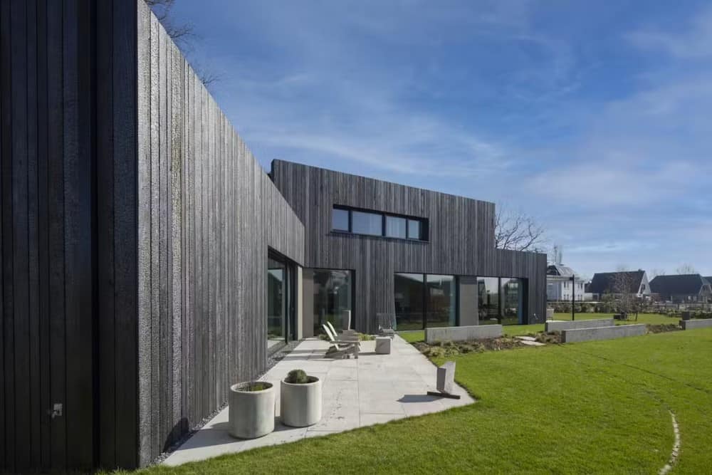 Silky Black House by Joris Verhoeven Architectuur