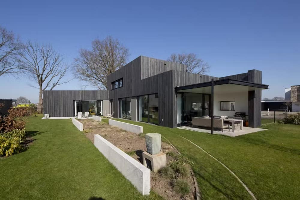 Silky Black House by Joris Verhoeven Architectuur