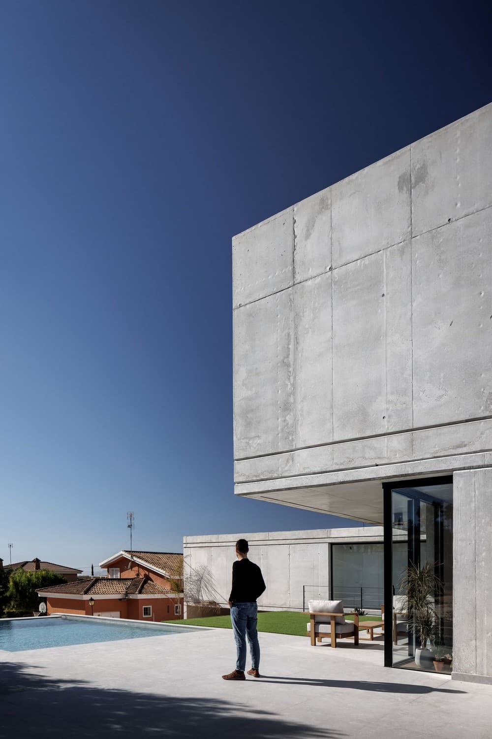 House Behind a Wall / La Mirateca