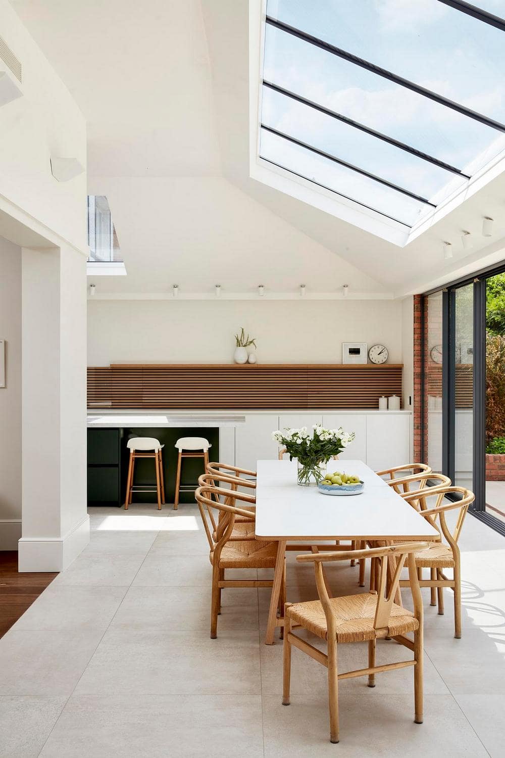 dining area, kitchen