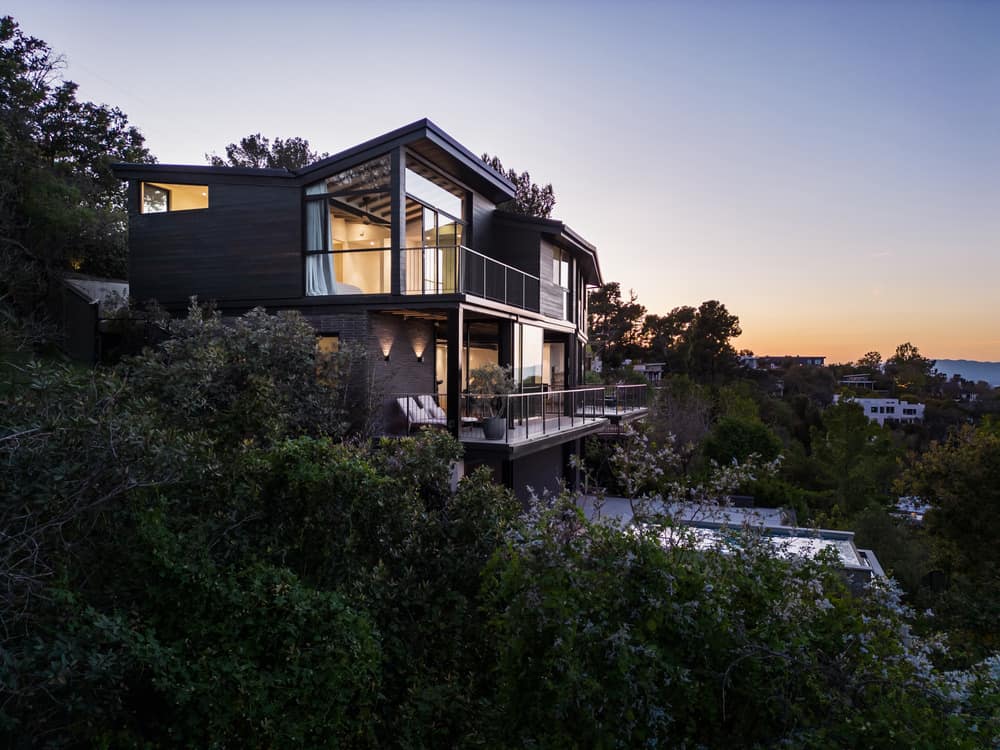 Pyramid Place House Defines a Seamless Connection Between Earth and Sky