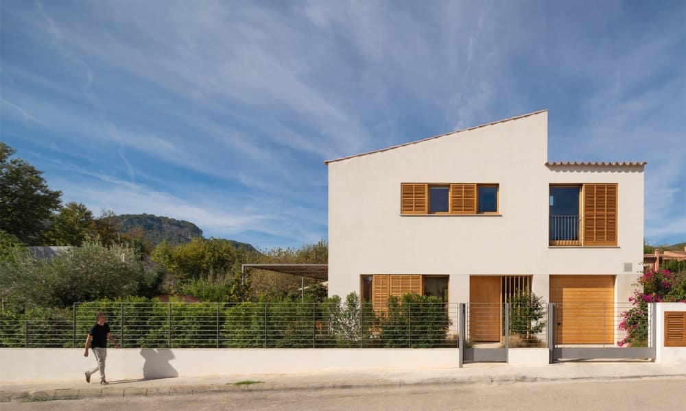 Puigpunyent Eco-Passive House / Miquel Lacomba Architects