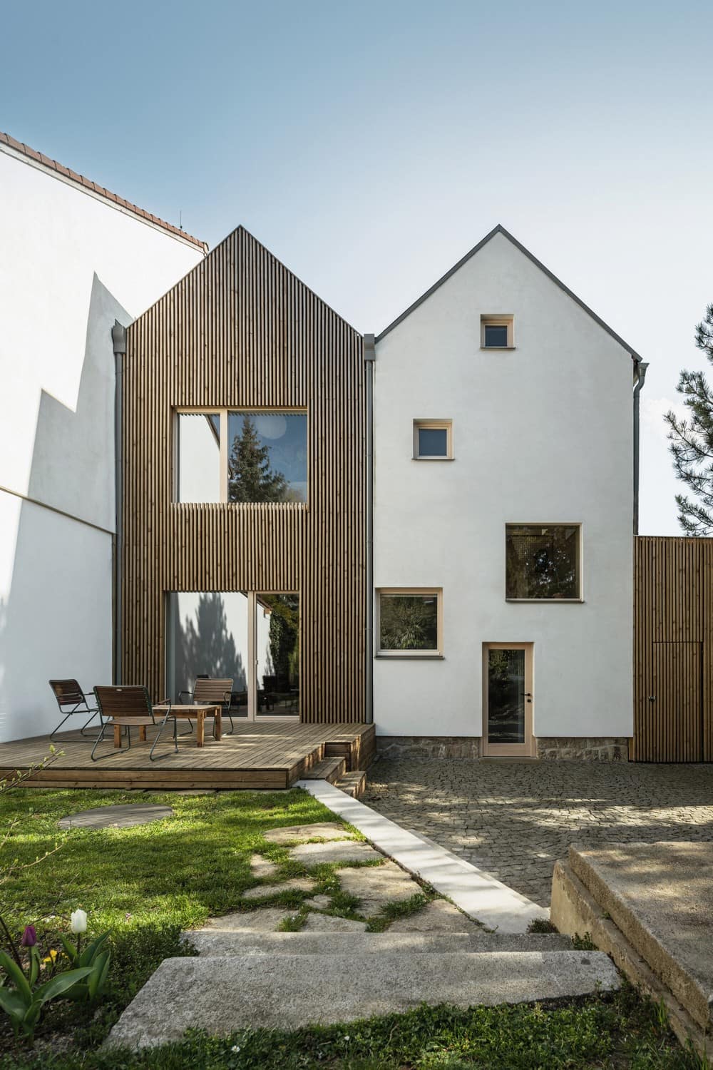 Double Gable House / PRO-STORY