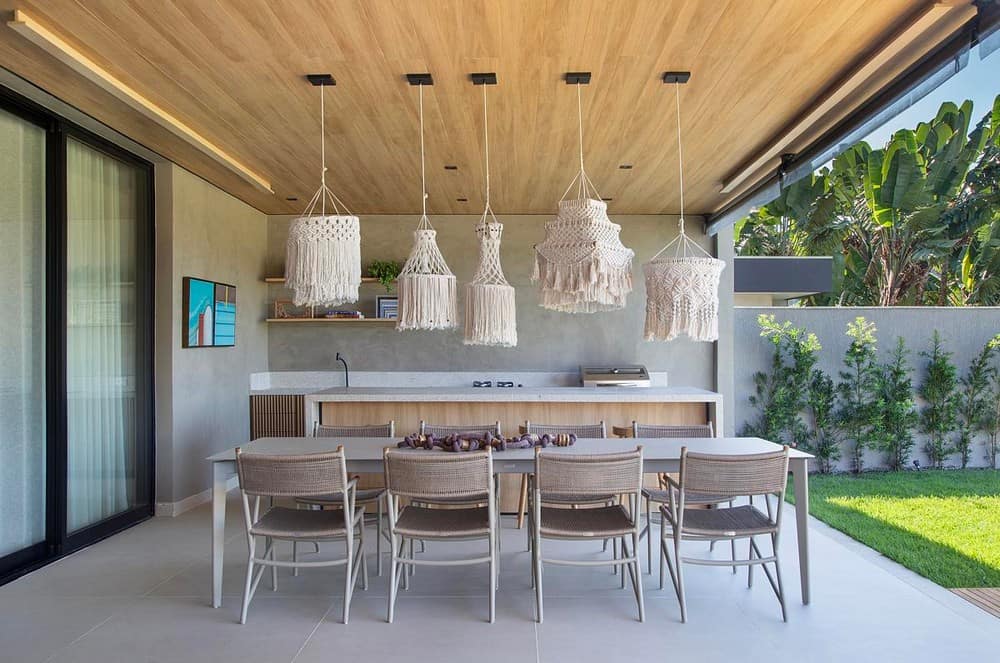 dining area, kitchen