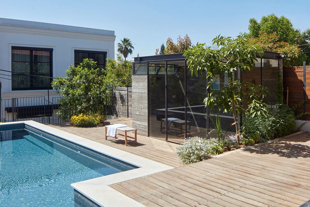 pool house, A Steel and Glass Addition