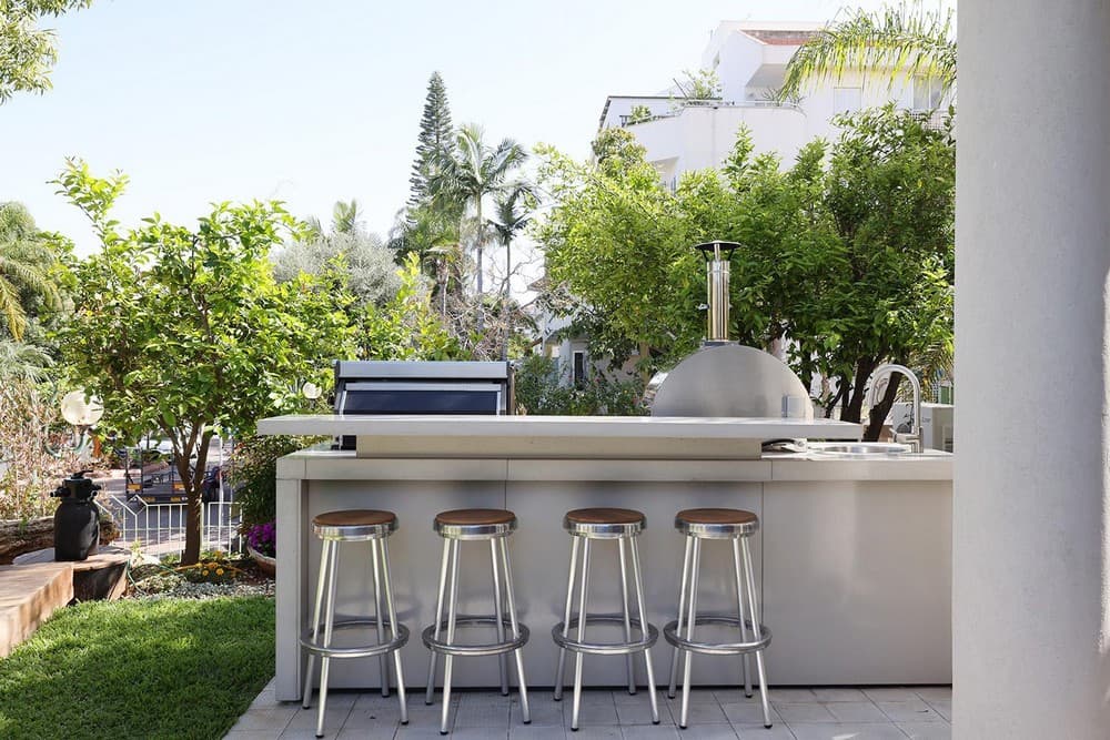 outdoor kitchen