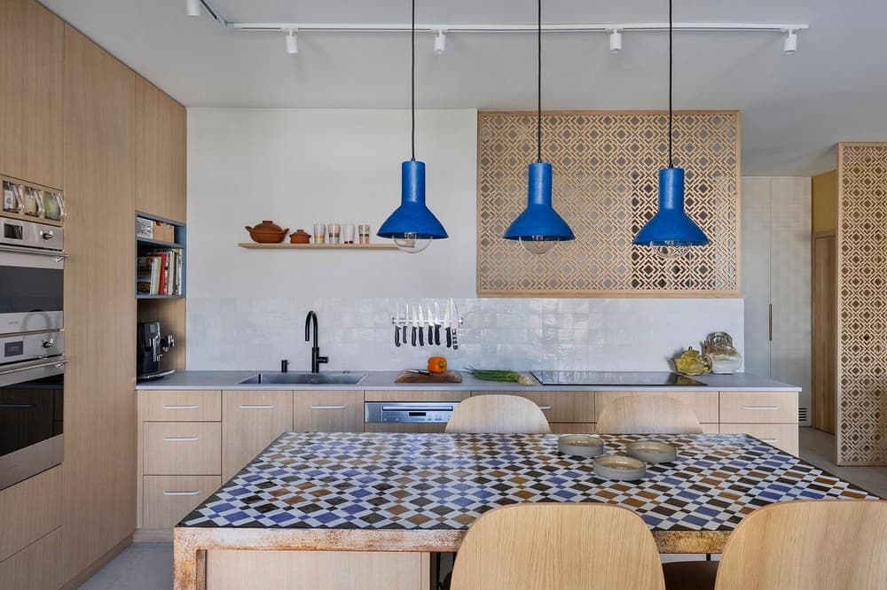 dining area, kitchen