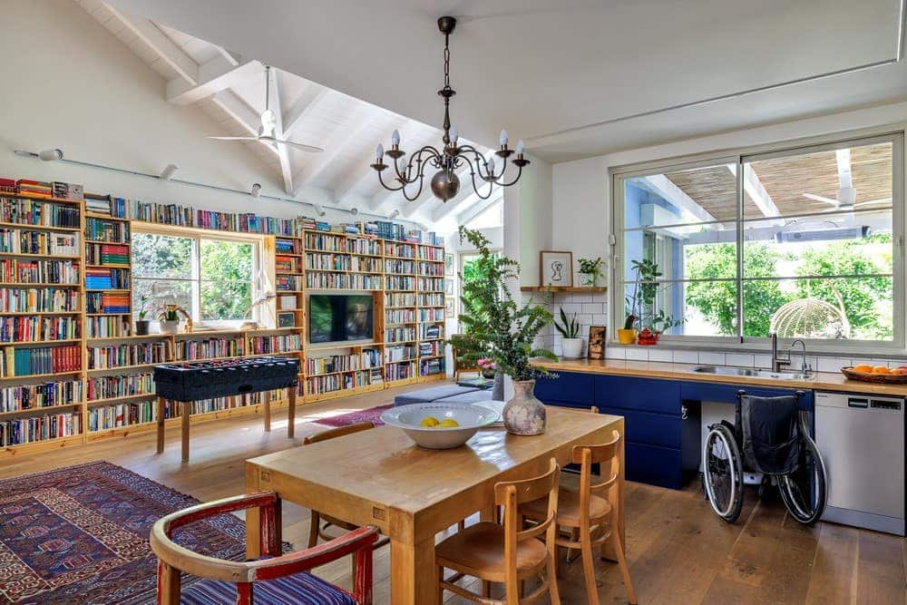 dining area, kitchen