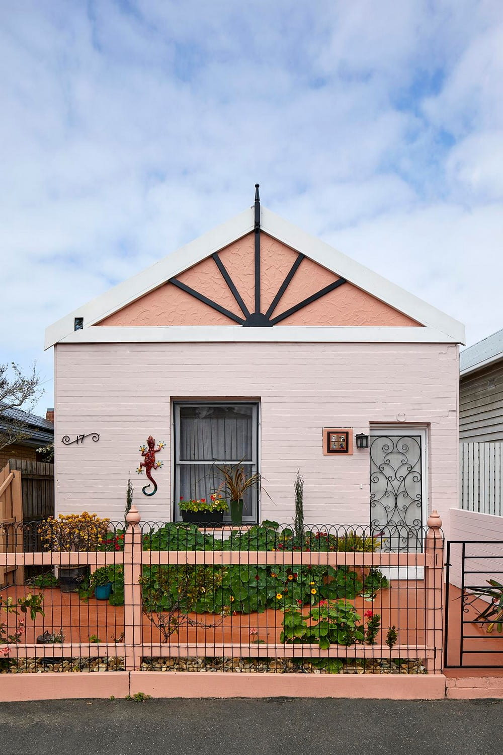 Little Pinky House / OOF! architecture