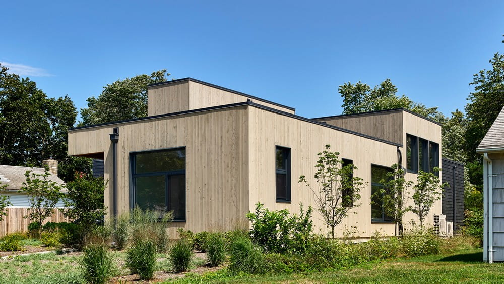 Prefabricated Net Zero Home / Richard Pedranti Architect