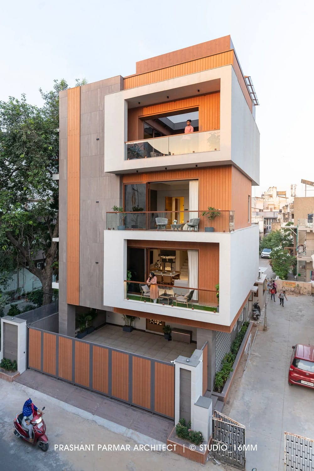 Elevated Compact House, Ahmedabad / Prashant Parmar Architect