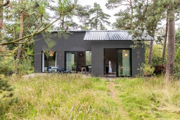 Woodview Holiday House / ExMaterials Architecture