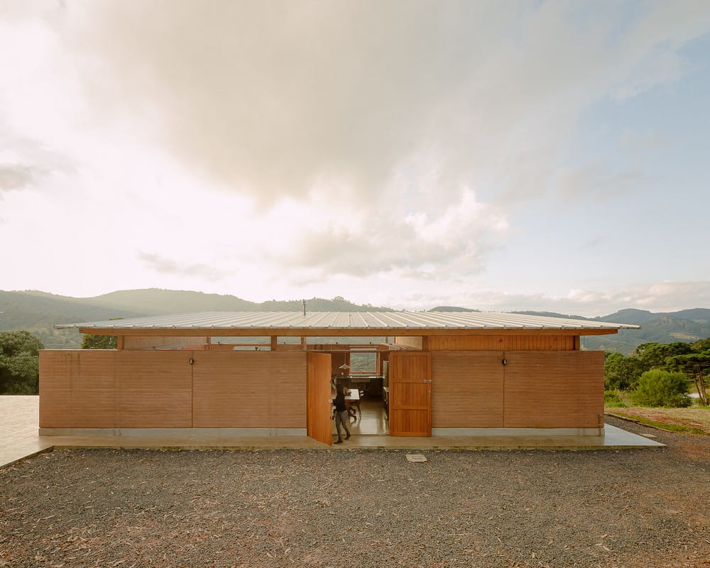 Patio Guapuruvu House / Estudio Piloti Arquitetura