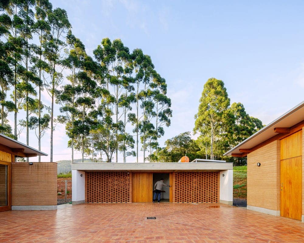 Patio Guapuruvu House / Estudio Piloti Arquitetura