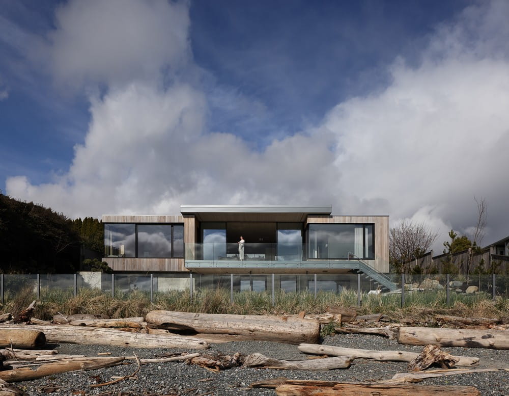 Cadboro Bay Beach House / Falken Reynolds