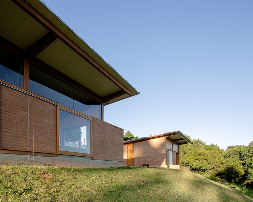 Patio Guapuruvu House / Estudio Piloti Arquitetura