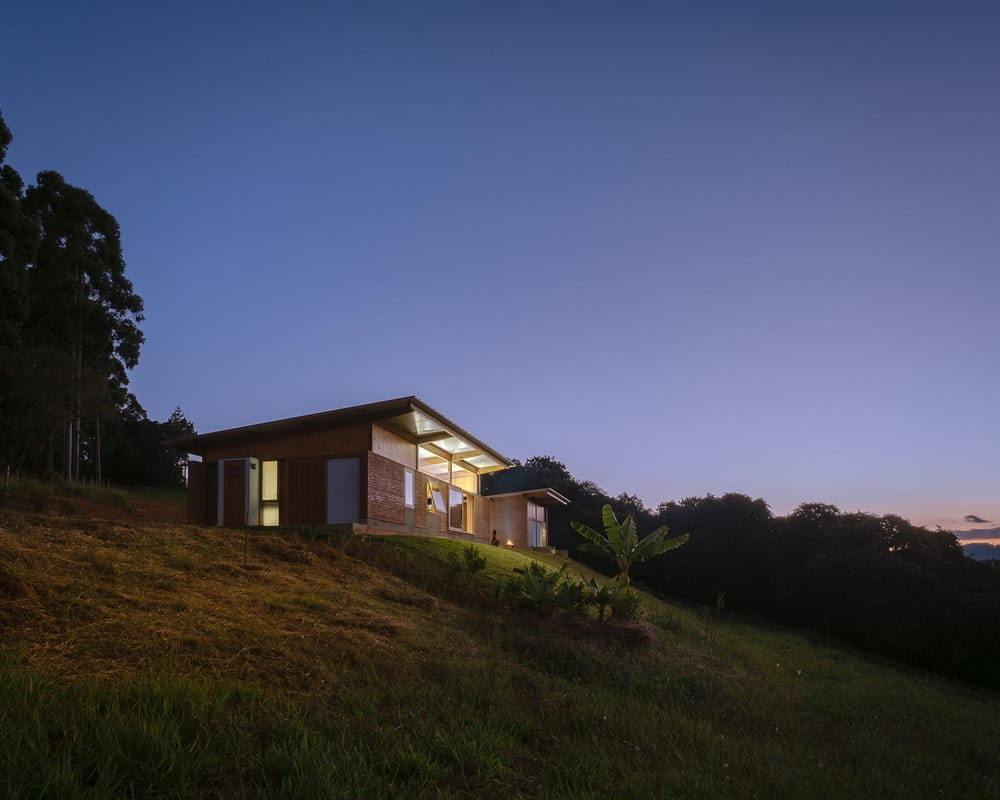 Patio Guapuruvu House / Estudio Piloti Arquitetura