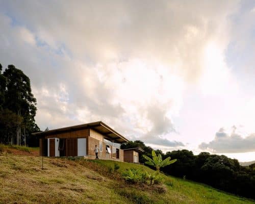 Patio Guapuruvu House / Estudio Piloti Arquitetura