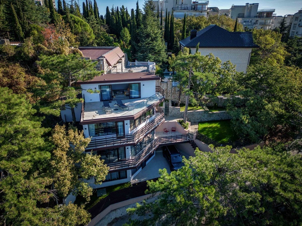 A House in Yalta for a Family with Three Children