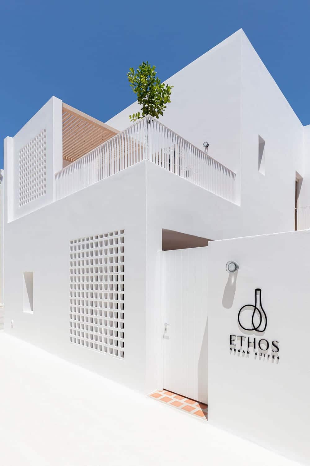 Ethos Vegan Hotel in Fira / Kapsimalis Architects