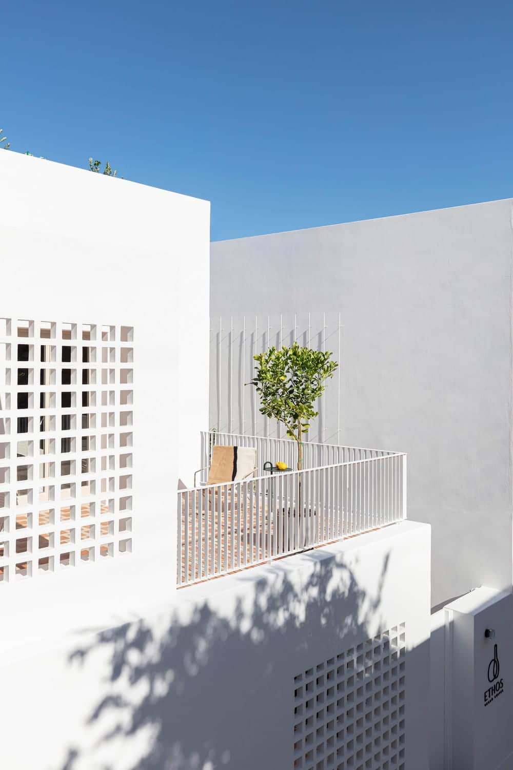 Ethos Vegan Hotel in Fira / Kapsimalis Architects